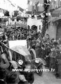 Gaston Doumergue en voiture dans les rues d'Aigues-Vives